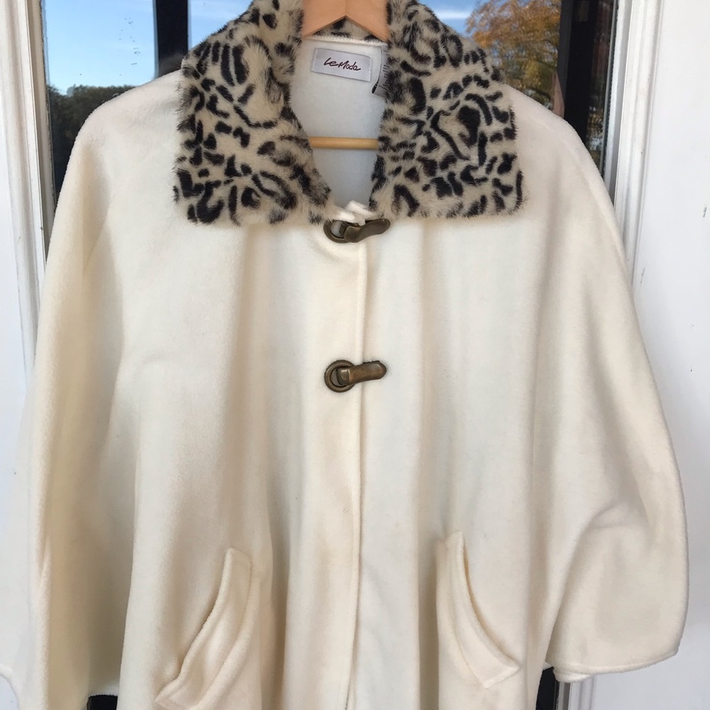 Ladies Lemode Winter White Poncho w/Leopard print collar. Great accessory.